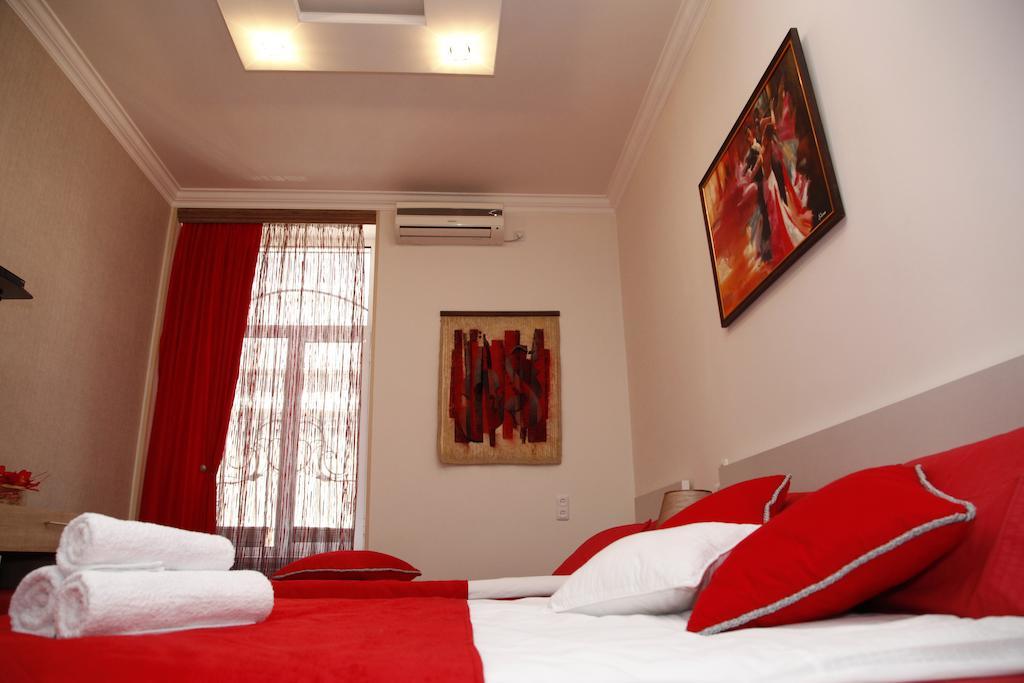 Azoyan Guest House เยเรวาน ภายนอก รูปภาพ