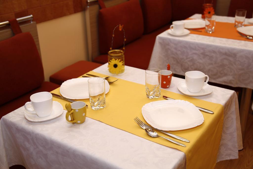 Azoyan Guest House เยเรวาน ภายนอก รูปภาพ