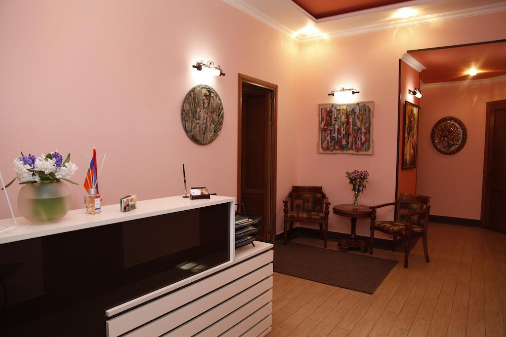 Azoyan Guest House เยเรวาน ภายนอก รูปภาพ